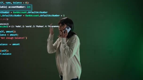 未来主义大学和人工智能的概念 It专家对抗大的数字屏幕 女工程师在屏幕前的智能手机上争论数字代码错误处理 — 图库视频影像