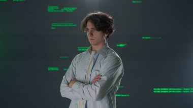 Geleceğin üniversitesi ve yapay zeka konsepti. Büyük dijital ekrana karşı bilişim uzmanı. Arka plan genç mühendis bilim adamı dijital kod yazılım verileri ile ekranın önünde.