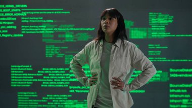 Geleceğin üniversitesi ve yapay zeka konsepti. Büyük dijital ekrana karşı bilişim uzmanı. Afrika kökenli Amerikalı kadın mühendis. Dijital kod yazılımı verileriyle ekranın önünde..