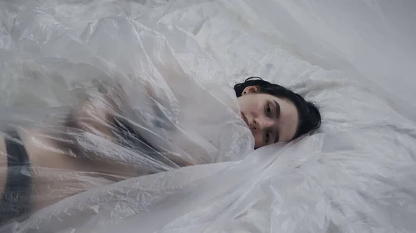 아름다움과 스튜디오에서 침대에 속옷을 Seminude 란제리 Laying 아래의 Sheet Oilcloth — 스톡 사진