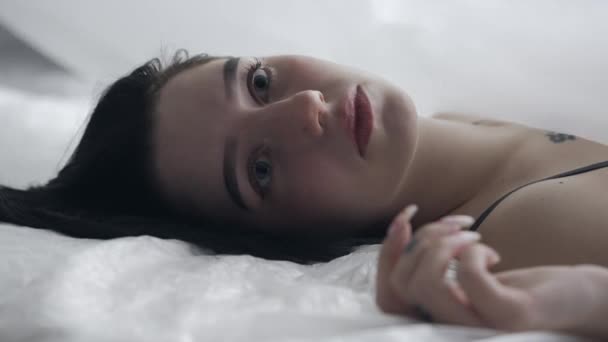 Vücut Güzelliği Moda Reklamı Stüdyoda Yatakta Çamaşırlı Bir Kadın Yatıyor — Stok video