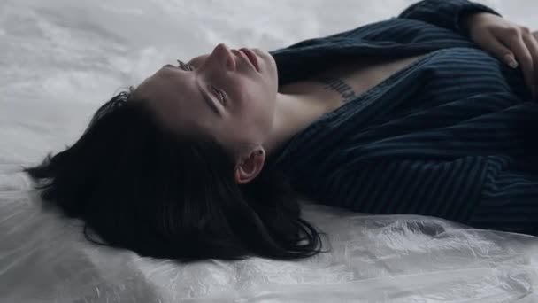 Belleza Corporal Publicidad Moda Mujer Ropa Dormir Acostada Cama Estudio — Vídeo de stock