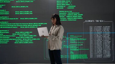 Geleceğin üniversitesi ve yapay zeka konsepti. Büyük dijital ekrana karşı bilişim uzmanı. Afrika kökenli Amerikalı mühendis kadın bilgisayar mühendisi ekranın önünde dijital kodla yazı yazıyor.