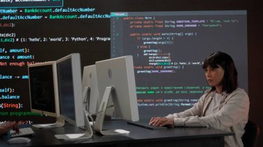 Geleceğin üniversitesi ve yapay zeka konsepti. Büyük dijital ekrana karşı bilişim uzmanı. Geçmişe bakış Afrikalı Amerikalı kadın programcı bilgisayar üzerinde çalışıyor, dijital kod veri işlemini ekrana yansıtıyor.