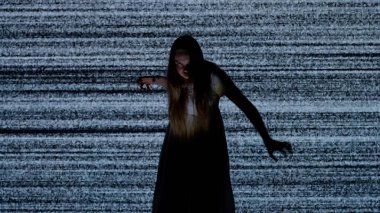 Cadılar Bayramı korku filmi yaratıcı konsepti. Siluet dijital televizyon ekranına karşı. Büyük dijital ekranın önünde beyaz sesli zombi gibi poz veren ürkünç kadın..