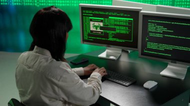 Geleceğin üniversitesi ve yapay zeka konsepti. Büyük dijital ekrana karşı bilişim uzmanı. Geçmişe bakış Afrikalı Amerikalı kadın programcı bilgisayar üzerinde çalışıyor, dijital kod veri işlemini ekrana yansıtıyor.