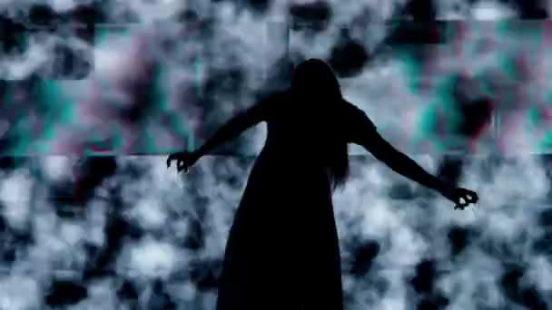 万圣节恐怖电影创意的概念 数码电视屏幕上的轮廓 在白色噪音的大数字屏幕前 身着僵尸装扮的惊悚女性 — 图库视频影像