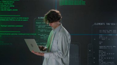 Geleceğin üniversitesi ve yapay zeka konsepti. Büyük dijital ekrana karşı bilişim uzmanı. Genç mühendis bilim adamı dijital kod işlemiyle ekranın önünde yazı yazıyor..