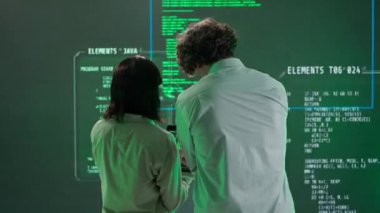 Geleceğin üniversitesi ve yapay zeka konsepti. Büyük dijital ekrana karşı bilişim uzmanları. Bilgisayarlı kadın ve erkek mühendislerin dijital kod verileriyle ekranın önünde konuştuğu arka plan görüntüsü.