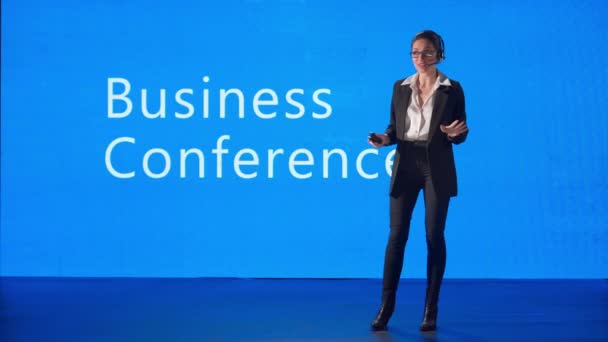 Přednáška Obchodní Konference Žena Prezentující Jevišti Během Setkání Businesswoman Reproduktor — Stock video
