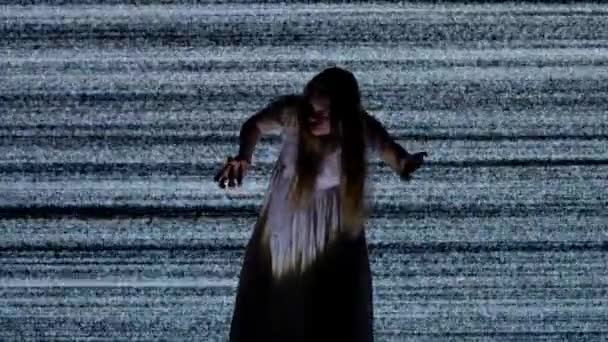 ハロウィンホラー映画クリエイティブコンセプト デジタルテレビ画面に対するシルエット スリラー シーン 白いノイズが付いている大きいデジタル スクリーンの前にゾンビのようなポーズのドレスの不気味な女性 — ストック動画