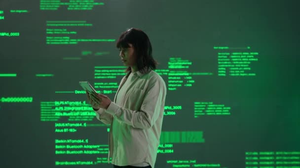 未来主义大学和人工智能的概念 It专家对抗大的数字屏幕 美国黑人女工程师科学家 屏幕前的平板电脑上有数字编码 — 图库视频影像