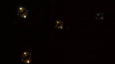 sabun köpükleri siyah arkaplanda.