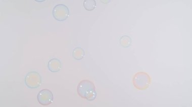 pembe arka planda sabun köpükleri.