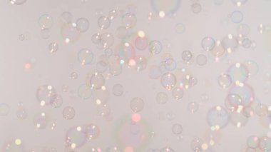 pembe arka planda sabun köpükleri.