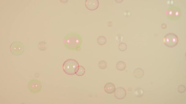 Mýdlové Bubliny Žlutém Pozadí — Stock video