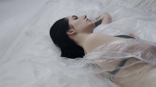 Kroppsskönhet Och Modereklam Kvinna Underkläder Som Ligger Sängen Studion Ung — Stockvideo