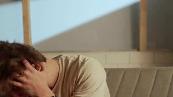 Концепция Творческой Рекламы Человеческих Эмоций Портрет Молодого Человека Комнате Сидящего — стоковое видео