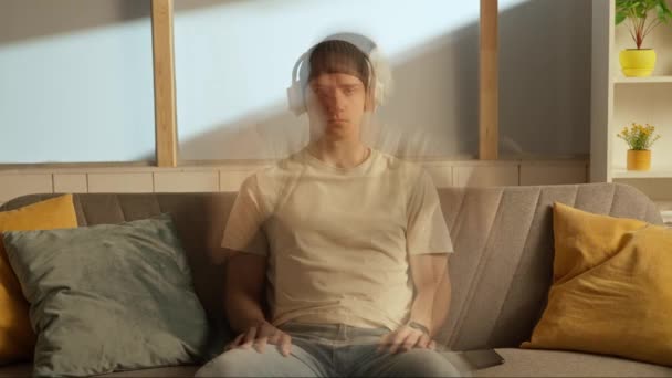 Musik Und Menschliche Emotionen Spalten Das Werbekonzept Der Persönlichkeit Porträt — Stockvideo