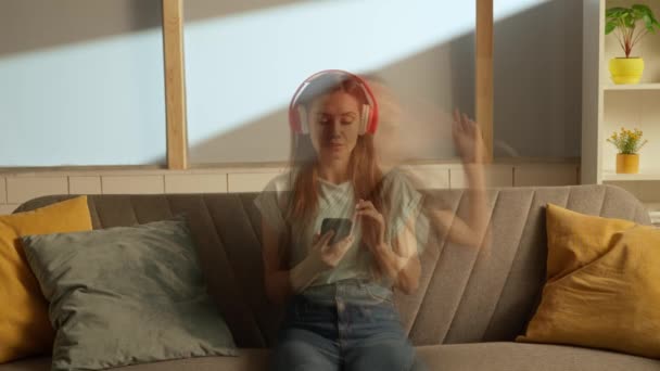 音楽と人間の感情は パーソナリティ広告の概念を分割する 部屋にいる人の肖像 ヘッドフォンの女性は スマートフォンで音楽を選択し 同時に曲に詰め込んでいます ダブルエクスポージャー — ストック動画