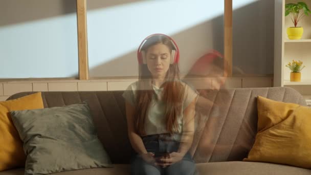 音乐和人类情感分裂了个性广告的概念 房间里的人物形象 戴耳机的女人在智能手机上看音乐视频 同时又在唱歌 加倍暴露 — 图库视频影像