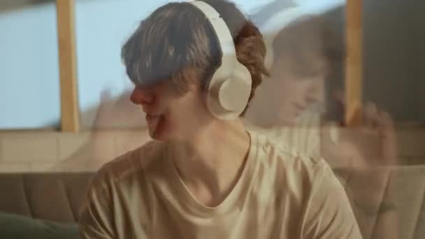 Muziek Menselijke Emoties Splitsen Persoonlijkheid Reclame Concept Portret Van Een — Stockvideo