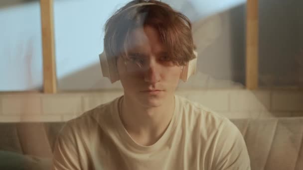 Музыка Человеческие Эмоции Разделяют Концепцию Рекламы Личности Портрет Человека Комнате — стоковое видео