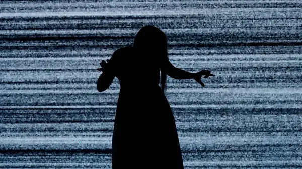 万圣节恐怖电影创意的概念 数码电视屏幕上的轮廓 在白色噪音的大数字屏幕前 身着僵尸装扮的惊悚女性 — 图库照片