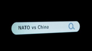 İnternet teknolojisi çevrimiçi bilgi. Ekran görüntüsü. Animasyon arama çubuğu olan piksel ekran, NATO 'nun Çin' e karşı yazdığı anahtar kelimeler, büyüteçle tarayıcı çubuğu ve metin başlığı.
