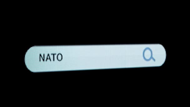 インターネット技術のオンライン情報 モニタースクリーンショット アニメーション検索バー付きピクセルスクリーン Natoが入力されたキーワード 拡大ガラスとテキストヘッドライン付きブラウザバー — ストック動画