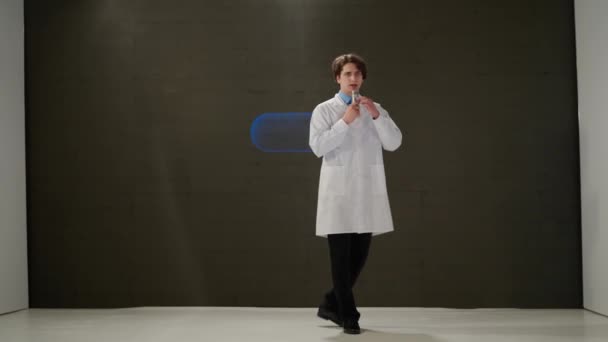 Mężczyzna Białym Fartuchu Laboratoryjnym Stoi Przed Substancją Leczniczą Dużym Ekranie — Wideo stockowe