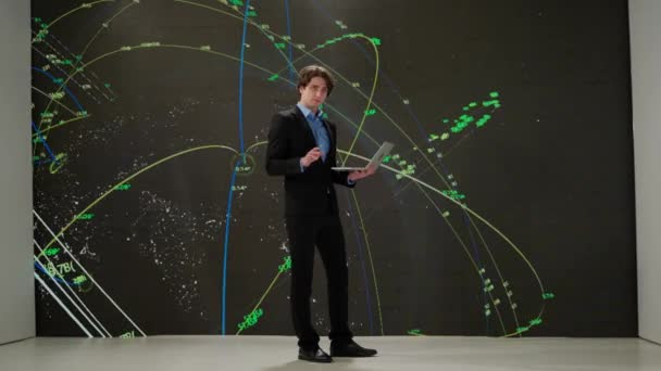 Takım Elbiseli Bir Adam Arkasında Büyük Bir Dijital Ekranda Karmaşık — Stok video