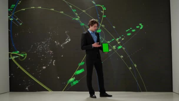 Muž Obleku Přednášku Když Používá Zelenou Obrazovku Chromovaným Tabletem Prezentaci — Stock video