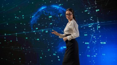 Takım elbiseli bir kadın, büyük bir dijital ekranda karmaşık verileri sunmak için kulaklık kullanırken konferans veriyor. Dijital alan, bir uzay kavramı.