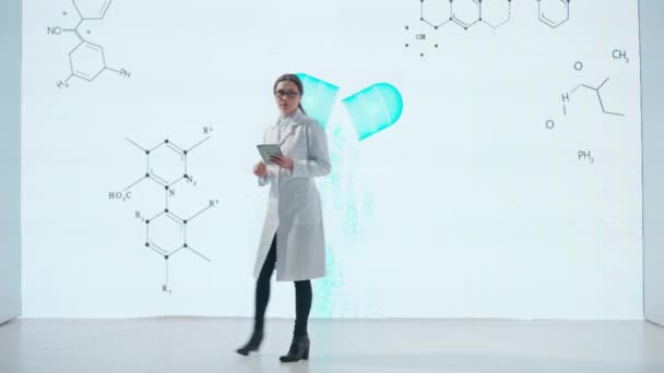 Profesionální Žena Bílém Laboratorním Plášti Stojí Před Drogovým Výrobkem Velké — Stock video