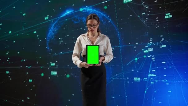 ビジネスススーツの女性は 大規模なデジタル画面で複雑なデータを提示するために 緑色のスクリーンタブレットを使用して講義をします デジタル空間 空間の概念 — ストック動画