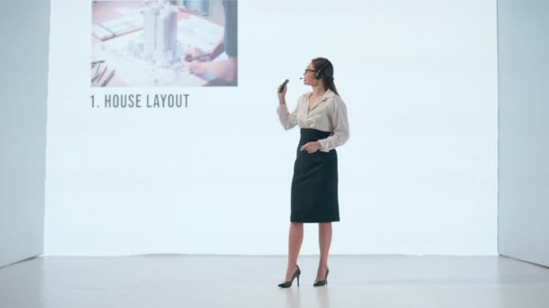 Eine Geschäftsfrau Steht Und Präsentiert Ein Mehrphasiges Architektonisches Projekt Das — Stockvideo