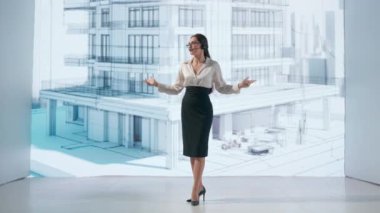 Bir kadın, çok katlı bir binanın holografik projeksiyonuyla etkileşime girer. Dijital ekran, gelişmiş mimari tasarımı sembolize eden bir projenin estetiğiyle mekanı aydınlatıyor.