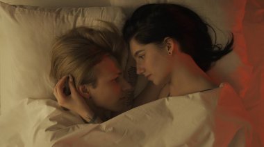 Samimi ilişki kavramını seviyorum. Yatak odasında romantik bir çift manzarası. Erkek ve kadın şehvetli aşıklar yatakta birlikte yatıyorlar, yakınlık kuruyorlar..
