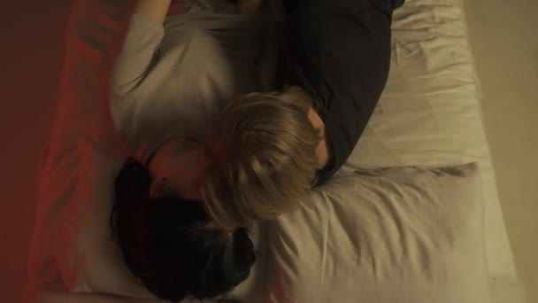 热爱亲密关系的概念 在卧室里享受爱情伴侣的浪漫时光 男人和女人的性感情人躺在床上 亲密的亲吻 前戏和结合 — 图库视频影像
