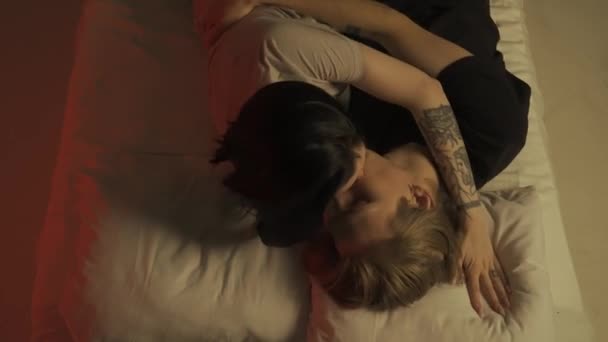 爱亲密关系 在卧室里观看年轻夫妇的浪漫时光 男人和女人半裸的感觉情人躺在床上 亲密的亲吻 前戏和结合 — 图库视频影像