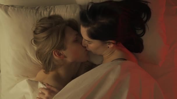 爱亲密关系 在卧室里观看年轻夫妇的浪漫时光 男人和女人半裸的感觉情人躺在床上 亲密的亲吻 前戏和结合 — 图库视频影像