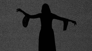 Dijital görsel teknolojiler kavramı. Büyük dijital ekranın önünde dans eden kadın model. Siyah siluet kadın dijital ekranın önünde siyah beyaz arızalı