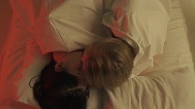 Samimi ilişkilere bayılırım. Genç ve güzel bir çift yatak odasında romantik vakit geçiriyor. Erkek ve kadın yarı çıplak, şehvetli aşıklar yatakta birlikte yatıyor, tutku, yakınlık, öpüşme, ön sevişme ve bağlanma..