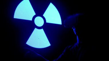 Dijital görsel teknoloji kavramı. Sanal gerçeklik gözlüklü bir adam silueti dijital ekran duvarının önünde duruyor ve etrafa bakıp video oyunu oynuyor..