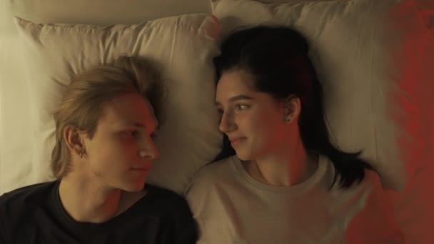 热爱亲密关系的概念 在卧室里享受爱情伴侣的浪漫时光 男人和女人的性感情人躺在床上 谈笑风生 亲密亲吻 前戏和结合 — 图库视频影像
