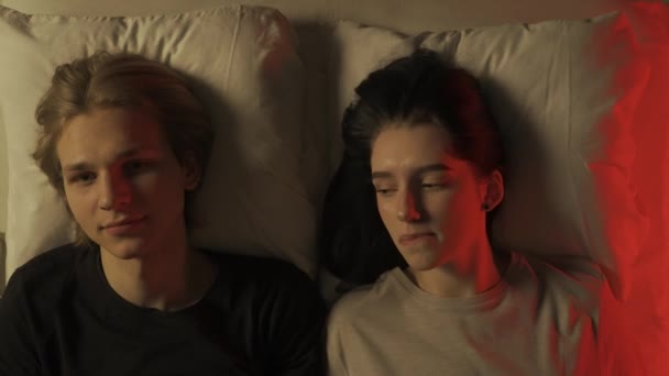 Samimi Ilişki Kavramını Seviyorum Yatak Odasında Romantik Bir Çift Manzarası — Stok video