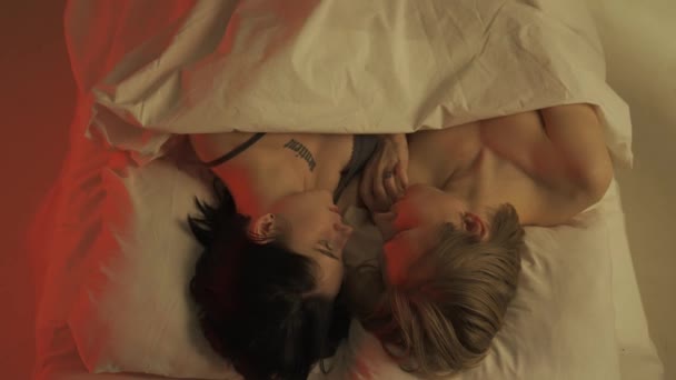 Cinta Hubungan Intim Top Melihat Pasangan Muda Mencintai Waktu Romantis — Stok Video
