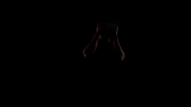 Digitale Visuele Technologie Concept Mannelijk Silhouet Tegen Zwarte Muur Met — Stockvideo