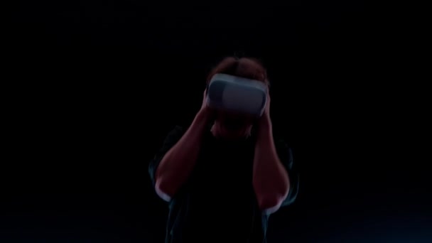 Концепция Цифровой Визуальной Технологии Мужской Силуэт Черной Стены Неоновой Вывеской — стоковое видео